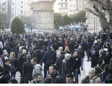 Συγκέντρωση οπαδών του ΠΑΟΚ στην Καμάρα για την τιμωρία (φωτό)